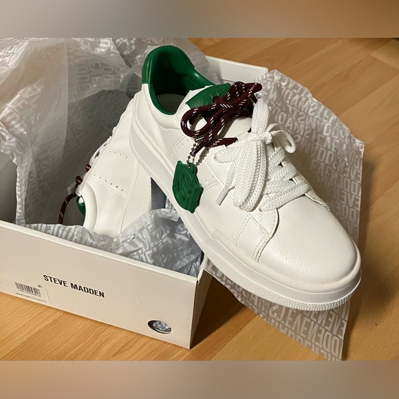 STEVE MADDEN Marvin Sneakers. White/Green Faux Leather (w/ charm)- Size: 7.5 - Picture 9 of 11